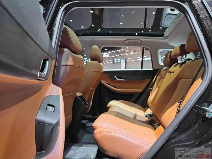 Không gian hàng ghế phía sau. Ảnh: AutoLife Thailand