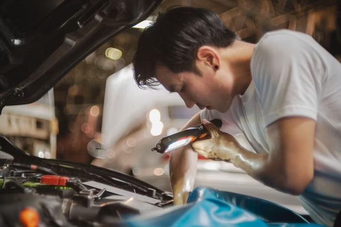 Kiểm tra dầu xe kỹ lưỡng giúp phát hiện sớm dấu hiệu dầu biến chất, bảo vệ động cơ hiệu quả hơn. Ảnh: SlashGear
