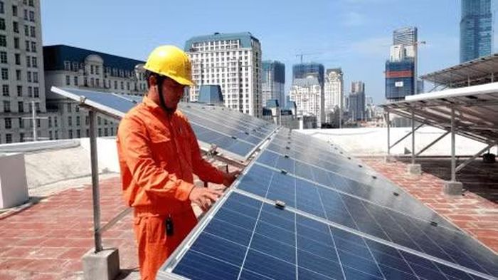 Hà Nội đề xuất hỗ trợ người dân lắp điện mặt trời mái nhà, tối đa 6 triệu đồng/hộ. Ảnh: PVN
