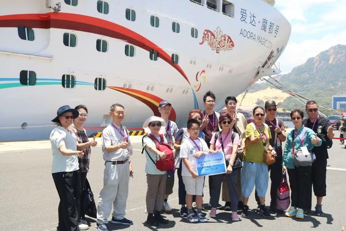 Du khách chụp ảnh lưu niệm sau khi xuống tàu. Ảnh: Sở VHTTDL.