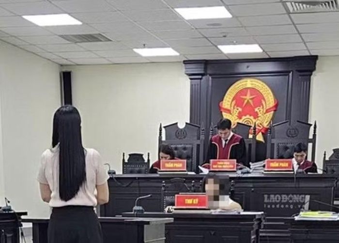 Bị cáo Nguyễn Thị Hằng bị xác định tham ô tài sản 4 triệu đồng. Ảnh: Hoàng Huy