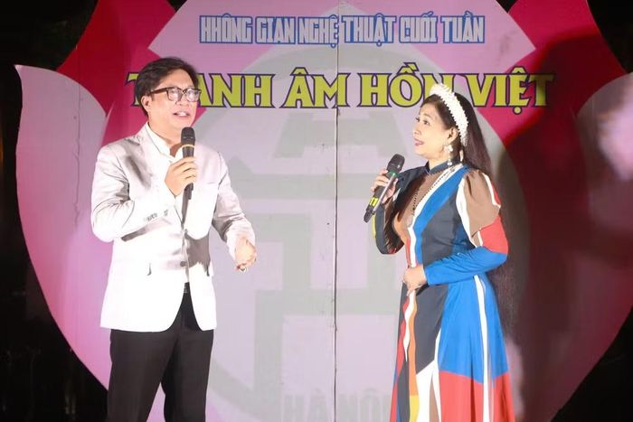 Các nghệ sĩ Cải lương biểu diễn tại sân khấu Nhà Bát Giác, phố đi bộ hồ Hoàn Kiếm (Hà Nội). Ảnh: Sở VHTT&DL Hà Nội