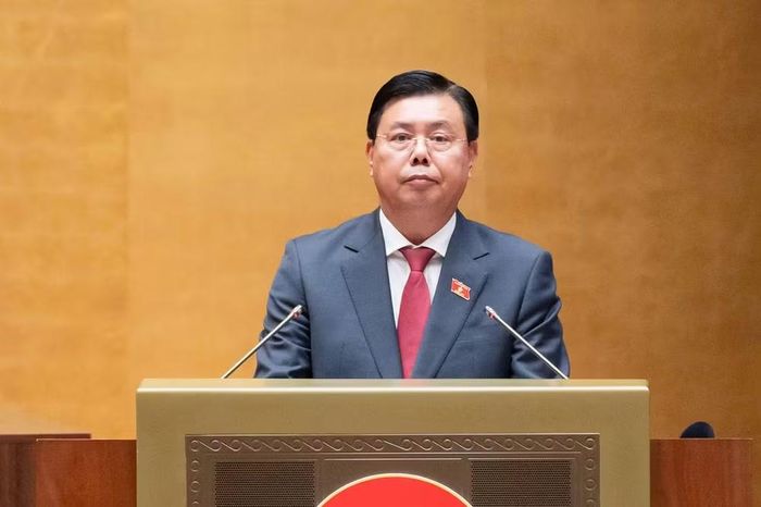 Bộ trưởng Bộ Nội vụ Nguyễn Tiến Hải trình bày Báo cáo tóm tắt giải trình, tiếp thu, chỉnh lý dự thảo Nghị quyết (ảnh QH).