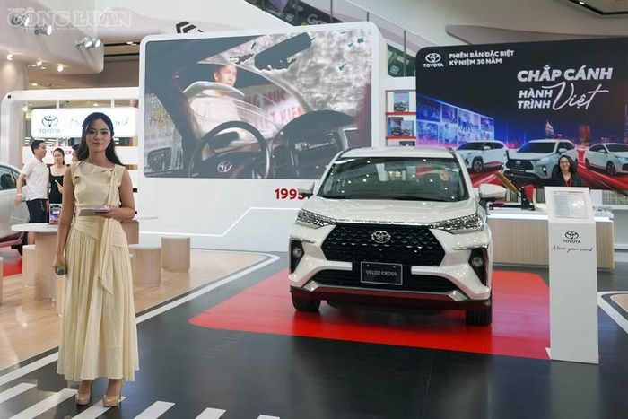 Toyota Veloz Cross đang tăng tốc mạnh mẽ và thu hẹp khoảng cách với đối thủ dẫn đầu.
