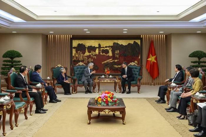 Thủ tướng Chính phủ lắng nghe, trao đổi về những đề xuất của hai Giáo sư - Ảnh: VGP