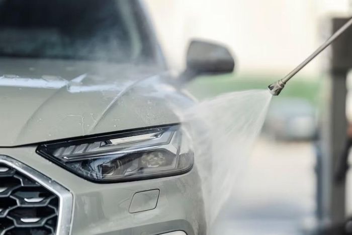 Rửa xe bằng máy áp lực cần giữ khoảng cách và áp lực phù hợp để bảo vệ lớp sơn không bị tổn hại. Ảnh: jalopnik.com