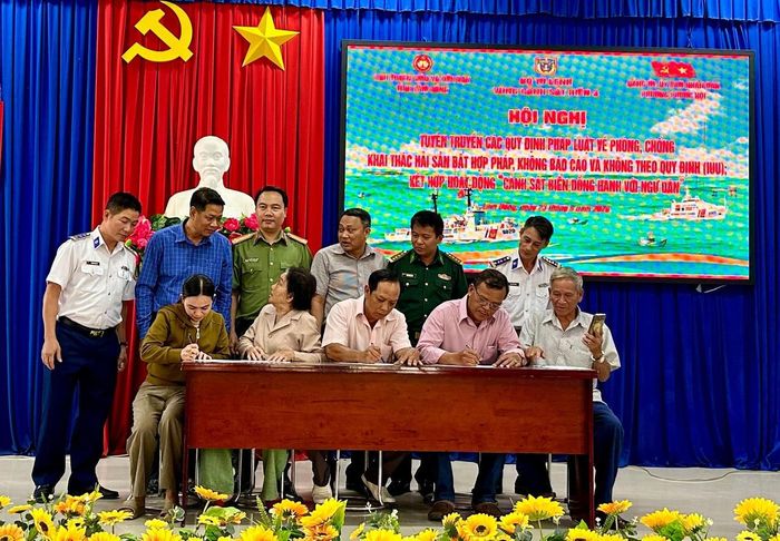 Ngư dân phường Phước Hội ký cam kết không vi phạm chống khai thác IUU. Ảnh: Đức Định.