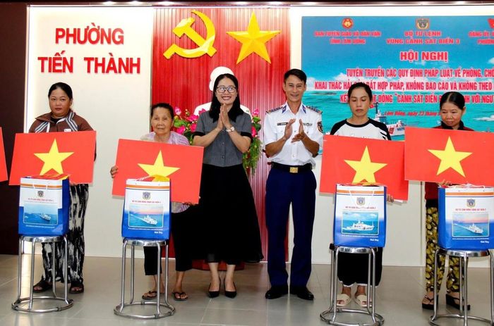 Ban tổ chức tặng quà cho các hộ ngư dân có hoàn cảnh khó khăn tại phường Tiến Thành. Ảnh: Đức Định.
