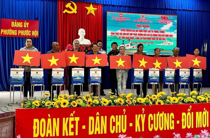 Ban tổ chức tặng quà cho các ngư dân có hoàn cảnh khó khăn trên địa bàn phường Phước Hội. Ảnh: Đức Định.