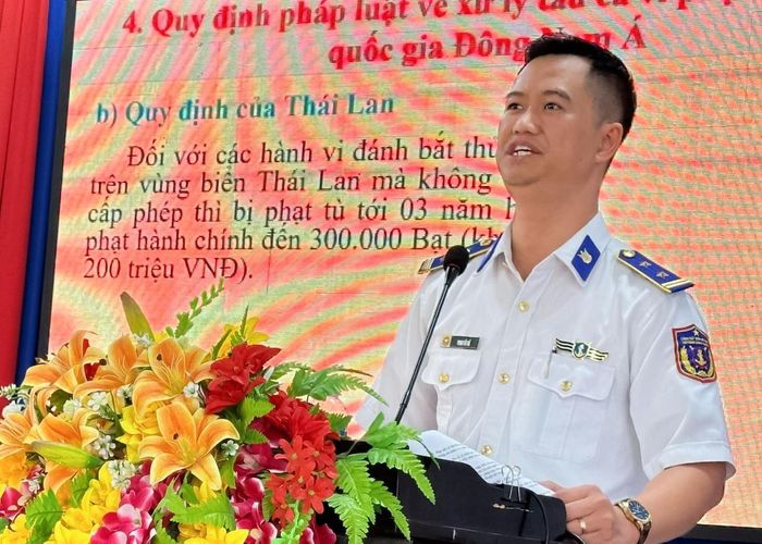 Báo cáo viên Bộ Tư lệnh Vùng Cảnh sát biển 3 tuyên truyền các nội dung tại hội nghị. Ảnh: Đức Định.
