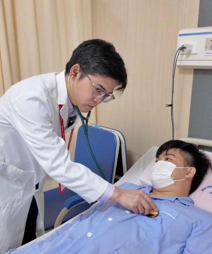 Bác sĩ Trung tâm Tim mạch, bệnh viện Đại học Y Hà Nội kiểm tra sức khỏe cho bệnh nhân. (Ảnh: BVCC).
