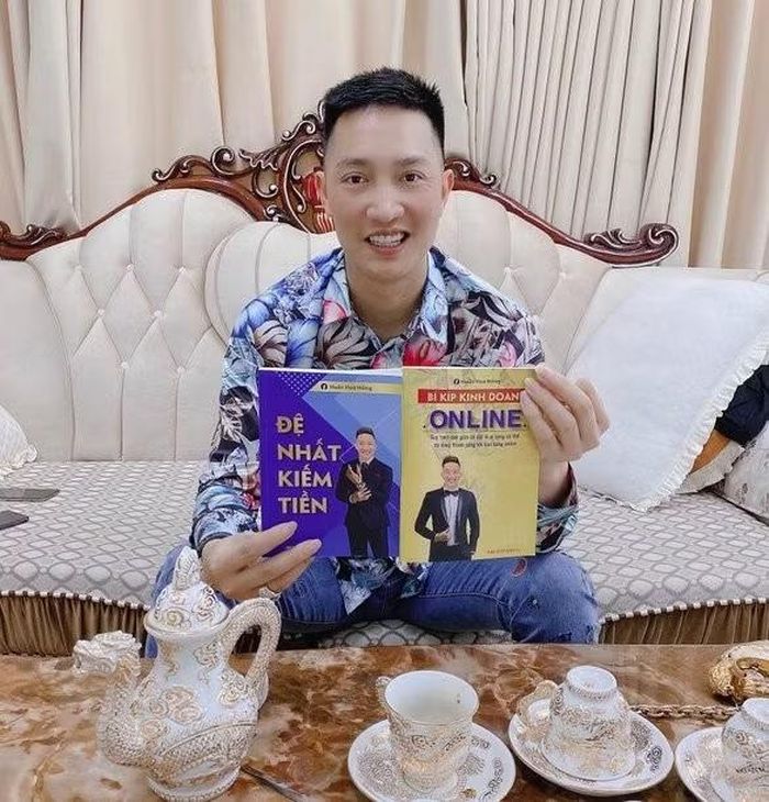 Huấn "Hoa Hồng" quảng cáo nước hoa, sách dạy làm giàu.