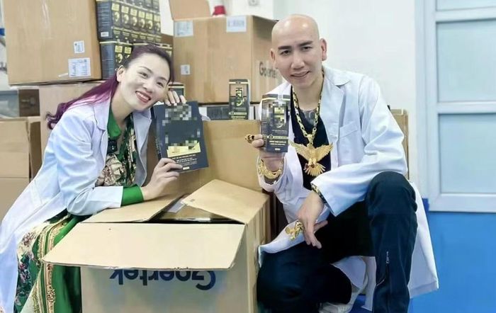 Phú Lê quảng cáo các sản phẩm.