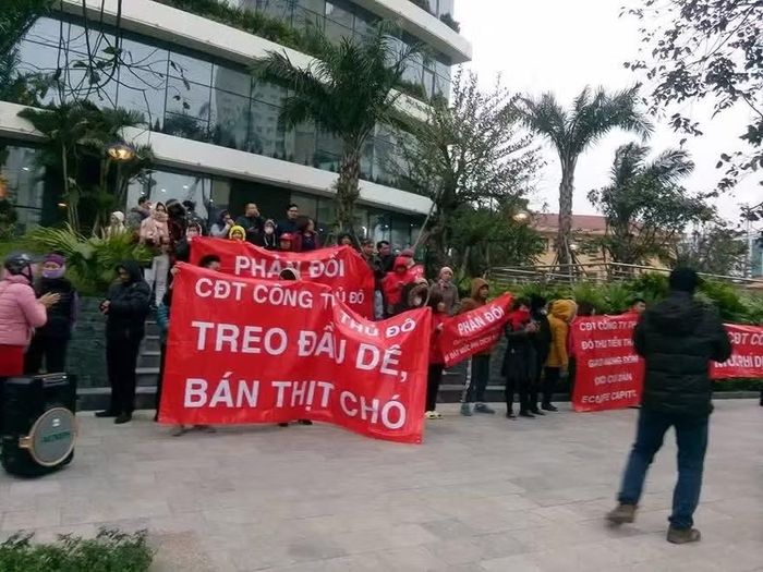 Cư dân tại một chung cư ở Hà Nội căng băng rôn phản đối chủ đầu tư quảng cáo sai sự thật. Ảnh tư liệu.