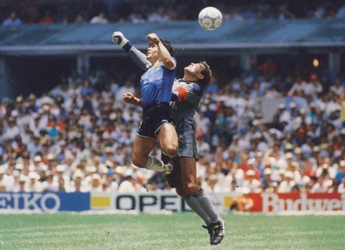 Diego Maradona dùng tay đưa bóng vào lưới đội tuyển Anh tại World Cup 1986.