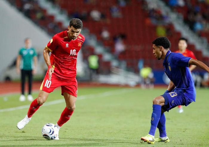 Oussama theo kèm Hoàng Hên trong hiệp 1