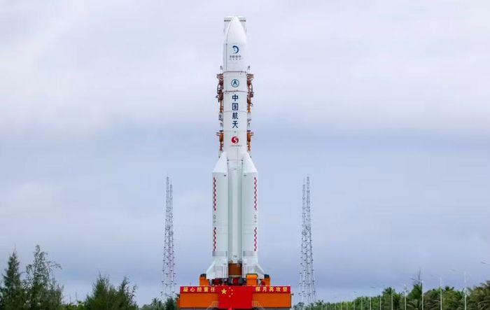 Tàu thăm dò Thường Nga-7 trên tên lửa đẩy tại Trung tâm Phóng tàu vũ trụ Văn Xương, tỉnh Hải Nam, Trung Quốc. (Ảnh: Xinhua)