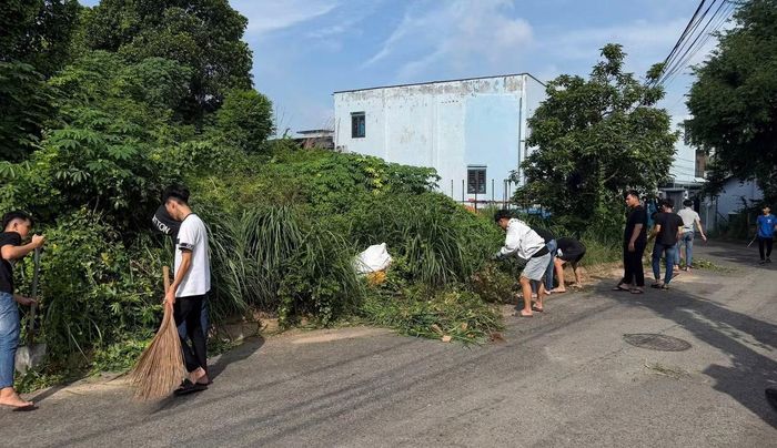 Các bạn trẻ thực hiện dọn rác trên địa bàn.