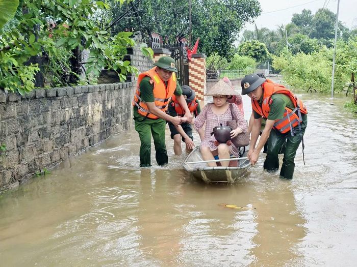 Công an tỉnh Bắc Ninh hỗ trợ di dời người dân đến nơi an toàn.
