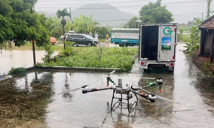 Sử dụng drone vận chuyển lương thực vùng cô lập ở xã Trường Sơn.