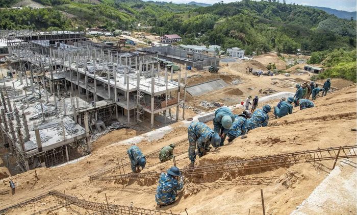 Lính Sư đoàn Phòng không 375 bám bờ ta-luy làm việc giữa cái nắng như đổ lửa Ảnh: Lê Văn Chương