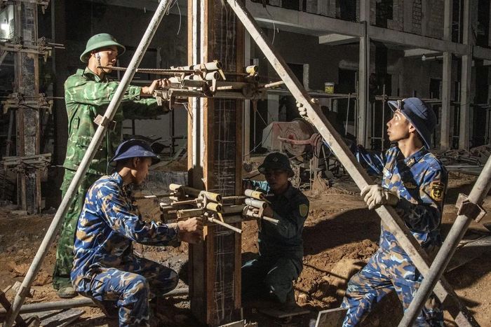 Bộ đội Vùng 3 Hải quân cùng đồng đội tích cực hỗ trợ thi công trên công trường Ảnh: Lê Văn Chương