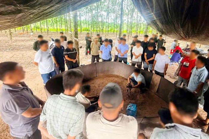 Khu vực tổ chức đá gà nằm tách biệt khu dân cư, chỉ có một tuyến đường độc đạo dẫn vào.