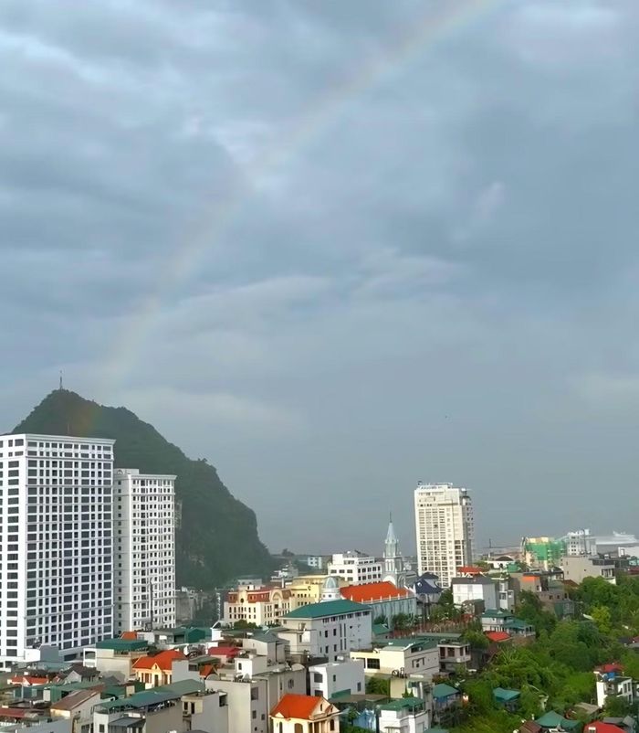 Cầu vồng trên núi Bài Thơ.