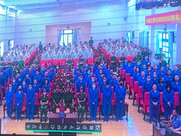 Các bị cáo đang nghe đại diện Viện Kiểm sát nêu quan điểm giải quyết vụ án sáng nay 24/8. Ảnh chụp qua màn hình.