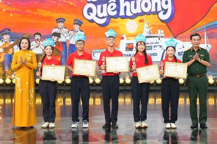 Đại tướng Phan Văn Giang và Phó Chủ tịch Quốc hội Nguyễn Thị Thanh trao giải Nhất cho đội Bạch Long Vĩ.