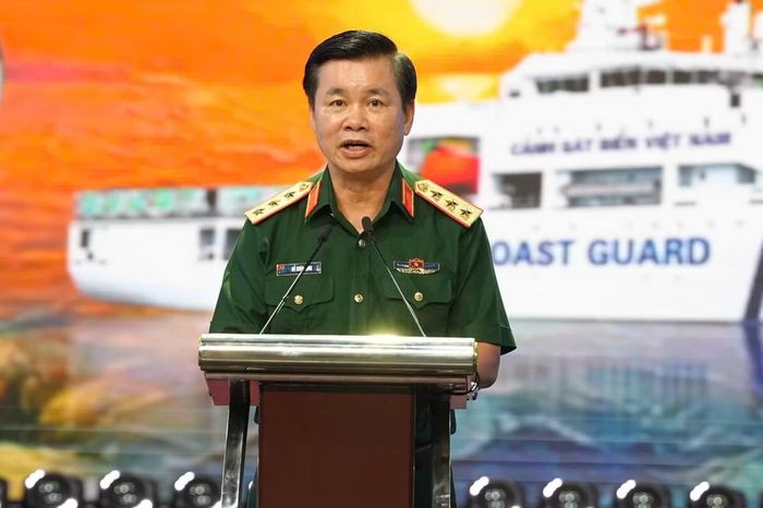 Thượng tướng Đỗ Xuân Tụng - Phó Chủ nhiệm Tổng cục Chính trị Quân đội nhân dân Việt Nam - phát biểu tại Gala trao giải.
