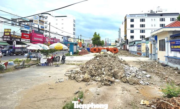 Dự án mở rộng 7km đầu tuyến Quốc lộ 91 qua Cần Thơ có vốn hơn 7.200 tỷ đồng từ ngân sách, nhưng tiến độ chậm kéo dài, chủ yếu do vướng mặt bằng.
