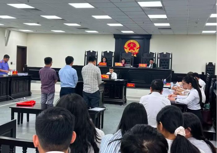 Hội đồng xét xử khai mạc phiên tòa, kiểm tra nhân thân bị cáo.