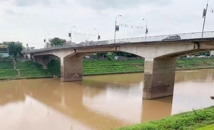 Cầu Đông Kinh bắc qua sông Kỳ Cùng.