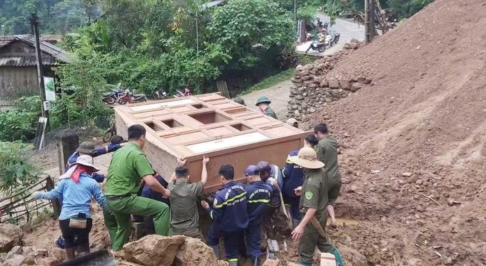 Cán bộ, chiến sĩ Công an tỉnh Sơn La di dời tài sản của người dân đến nơi an toàn.