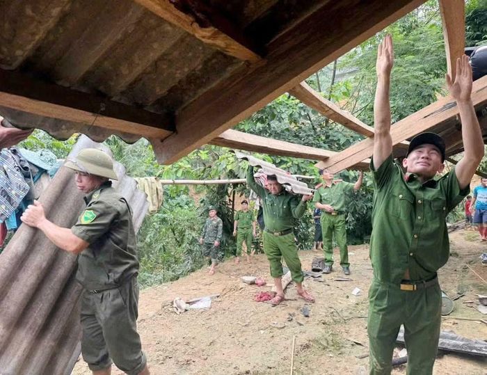 Lực lượng Công an huy động lực lượng tháo dỡ vận chuyển nhà ở của người dân đến nơi an toàn tránh sạt lở.