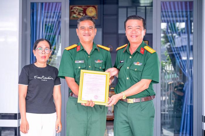 Đại tá Nguyễn Việt Thắng - Chính ủy Bộ CHQS tỉnh An Giang, trao quyết định bàn giao nhà đồng đội cho gia đình Thiếu tá Lê Thái Vĩnh và gia đình Thiếu tá Liêu Đạt.