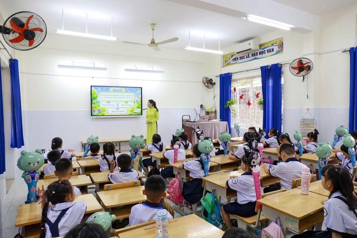 Học sinh lớp 1 Trường Tiểu học Đặng Trần Côn (phường Vĩnh Hội) trong năm học mới