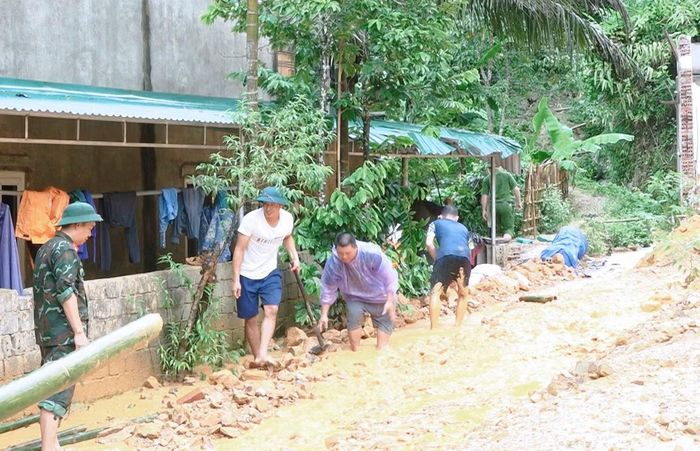 Chính quyền địa phương cùng các lực lượng công an, quân đội đã có mặt, hỗ trợ người dân di dời tài sản lên khu vực an toàn. Các hộ dân có nguy cơ sạt lở cao cũng được đưa đến địa điểm an toàn.