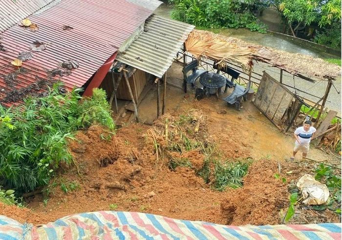 Phó Chủ tịch UBND xã Cổ Lũng Hà Khắc Diệp đã trực tiếp kiểm tra và yêu cầu các bộ phận chuyên môn, lực lượng chức năng và các thôn thường xuyên theo dõi diễn biến thời tiết, tăng cường kiểm tra những khu vực có nguy cơ cao, kịp thời cắm biển cảnh báo, căng dây khoanh vùng, không để người dân đi vào khu vực nguy hiểm.