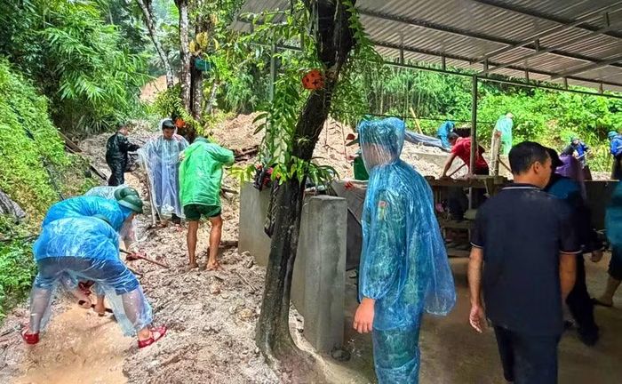 Tại các khu vực tràn ở xã Tam Thanh, Na Mèo... mưa lớn kéo dài cũng khiến nhiều tràn qua suối bị ngập sâu, các khu vực nhà dân có nguy cơ sạt lở. Các lực lượng công an, quân đội, biên phòng đã có mặt hỗ trợ người dân ở vùng xung yếu.