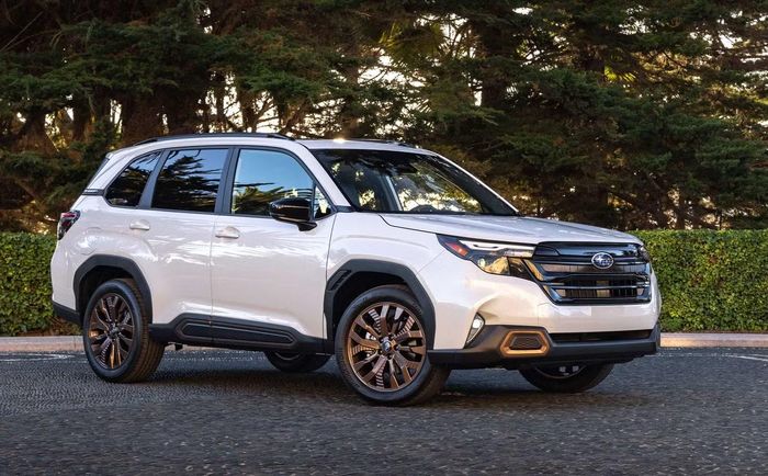 Subaru Forester thế hệ thứ 6 cũng đang được bán tại Việt Nam, giá từ 1,3 tỷ đồng.