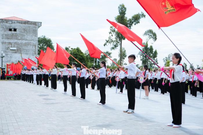 Chào mừng kỷ niệm 81 năm Quốc khánh 2/9 và 57 năm thực hiện Di chúc của Chủ tịch Hồ Chí Minh, Đoàn xã Kim Liên (Nghệ An) tổ chức Ngày hội thiếu nhi hè và Hội thi Nghi thức Đội năm 2026 tại sân vận động Làng Sen, với sự tham gia của hơn 1.500 đội viên, thiếu niên, nhi đồng.