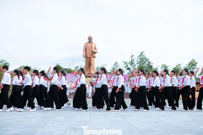 Em Nguyễn Thị Trà Giang - Chỉ huy Đội Nam Tiến - chia sẻ: “Hôm nay, em cảm thấy rất xúc động và tự hào. Đây sẽ là một kỷ niệm đẹp trong mùa hè của chúng em”.