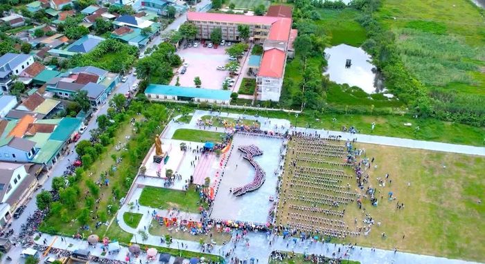Điểm nhấn của ngày hội là màn xếp hình bản đồ Việt Nam. Từng tốp nhỏ nối tiếp nhau, tạo thành đội hình lớn. Từ trên cao, hình dáng đất nước dần hiện rõ giữa sân vận động Làng Sen. Phía ngoài sân, đông đảo phụ huynh, người dân và du khách chăm chú theo dõi. Nhiều người dùng điện thoại ghi lại khoảnh khắc hàng nghìn em nhỏ cùng tạo hình Tổ quốc.