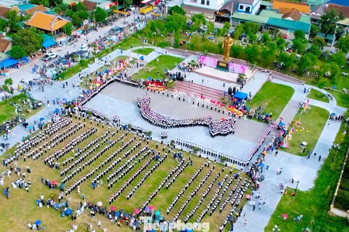 Địa điểm tổ chức càng khiến hoạt động mang ý nghĩa đặc biệt. Sân vận động Làng Sen nằm dưới chân tượng đài “Bác Hồ về thăm quê”, nơi ghi dấu hai lần Chủ tịch Hồ Chí Minh về thăm quê hương vào các năm 1957 và 1961. Giữa không gian ấy, hình ảnh những đội viên nhỏ tuổi xếp thành bản đồ Việt Nam, cùng hát về Bác Hồ tạo nên một khoảnh khắc vừa sôi động, vừa giàu cảm xúc.