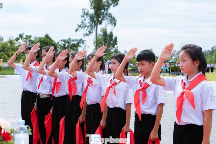 Chị Lê Thị Thanh Tâm - Bí thư Đoàn xã Kim Liên, cho hay: “Với sự chuẩn bị nghiêm túc, công phu, 25 đội thi đã mang đến những phần thi đồng đều, đẹp mắt, thể hiện tinh thần đoàn kết, kỷ luật, tự tin và quyết tâm của các em đội viên. Hội thi không chỉ là sân chơi bổ ích mà còn giúp các em rèn luyện kỹ năng, tác phong, ý thức tổ chức kỷ luật, đồng thời tạo cơ hội giao lưu, học hỏi và thể hiện bản lĩnh”.