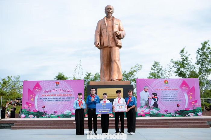 Dịp này, Tỉnh Đoàn Nghệ An đã trao tặng 20 suất học bổng, tổng trị giá 20 triệu đồng dành tặng các em thiếu nhi có hoàn cảnh khó khăn trên địa bàn xã, góp phần động viên, tiếp thêm niềm tin và nghị lực để các em vươn lên trong học tập.