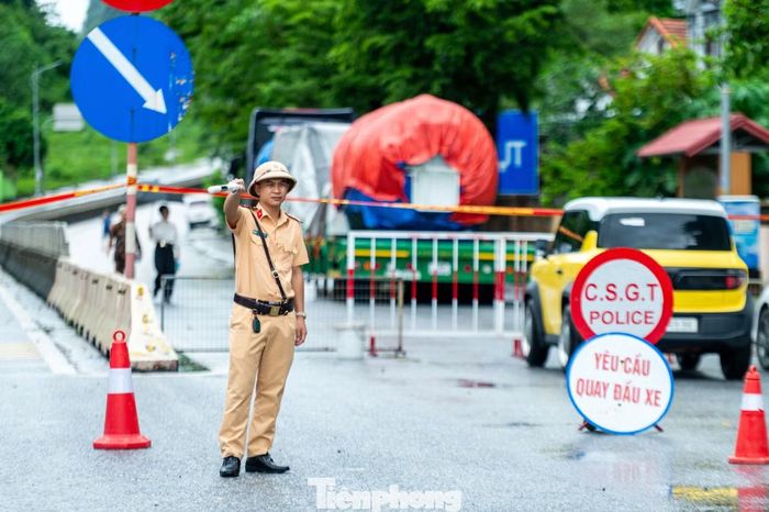 Để đảm bảo an toàn, lực lượng CSGT thuộc Công an tỉnh Quảng Ninh lập rào chắn tại hai đầu quốc lộ 18 để ngăn không cho phương tiện đi vào. Các phương tiện phải quay đầu đi lối đường bao biển hoặc quốc lộ 279 để tiếp tục di chuyển hành trình.