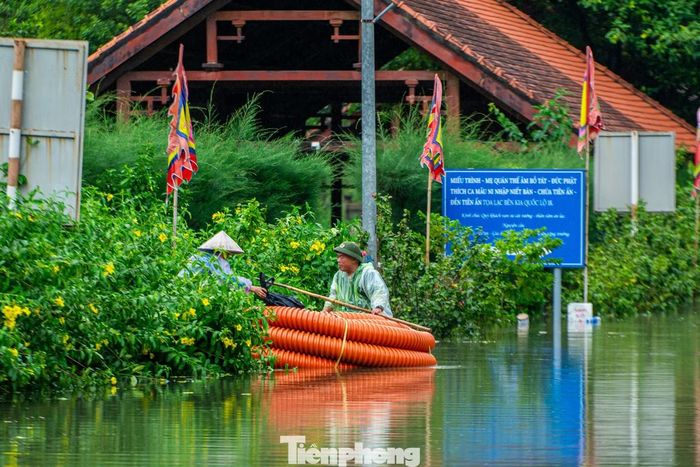 "Lối vào khu vực nghĩa trang nước đã ngập hơn 1 m, cả khu vực công viên bị cô lập. Giờ muốn ra vào công viên tôi phải chế xuồng từ đống ống bịt dây điện để chở người đến các khu vực", người đàn ông chia sẻ.